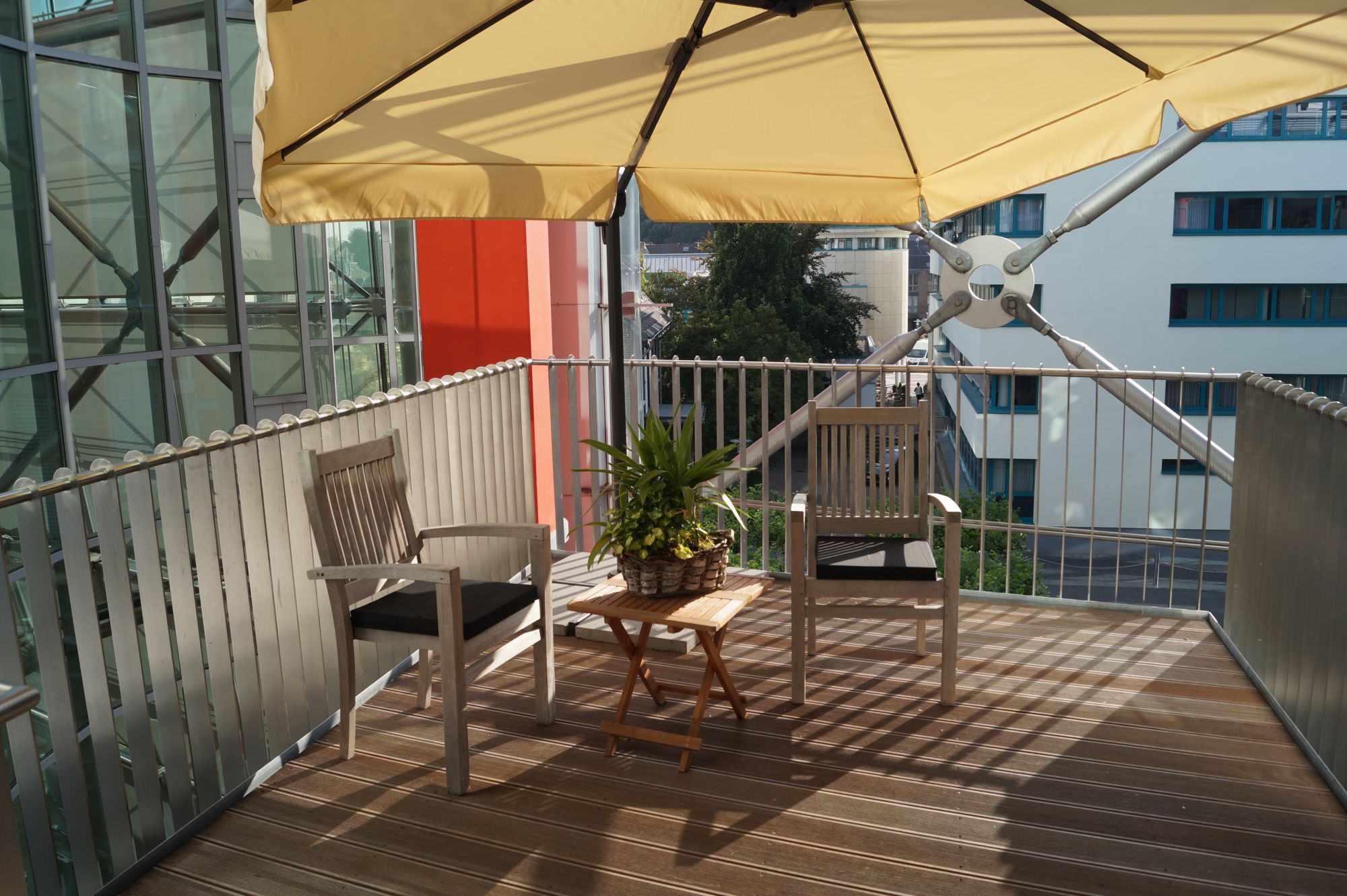 Tisch und Stühle auf dem Balkon der Tagespflege in Heinsberg